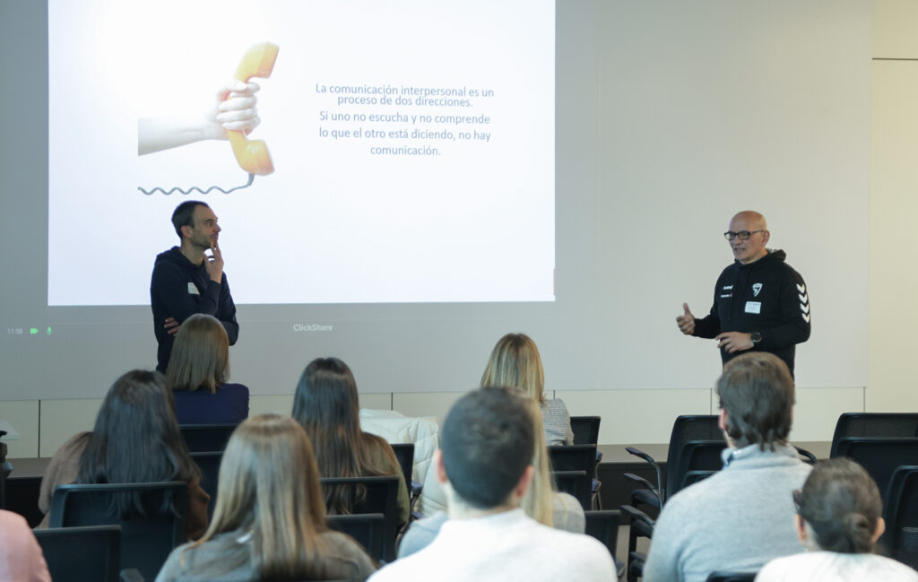 KIA y FUNDAL impulsan el desarrollo profesional con la charla “Fomentando la iniciativa para solicitar Feedback” 2 492a2359 copia 18201 O